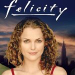 A atriz Keri Russell caracterizada como a protagonista Felicity Porter, com seus famosos cabelos cacheados longos, ao lado do elenco da série Felicity ambientada nos anos 90.