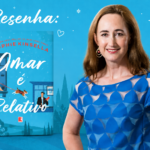 Imagem de destaque para resenha literária do blog Pipoca com Café. À esquerda, a capa do livro "Amar é Relativo" de Sophie Kinsella, apresentando ilustrações dos protagonistas e do cachorro Harold. À direita, um retrato da autora Sophie Kinsella sorrindo e vestindo uma blusa azul. O topo da imagem contém o texto "Resenha:" em fonte cursiva branca sobre um fundo azul vibrante com elementos decorativos de estrelas e coração.