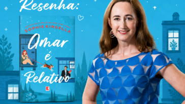 Imagem de destaque para resenha literária do blog Pipoca com Café. À esquerda, a capa do livro "Amar é Relativo" de Sophie Kinsella, apresentando ilustrações dos protagonistas e do cachorro Harold. À direita, um retrato da autora Sophie Kinsella sorrindo e vestindo uma blusa azul. O topo da imagem contém o texto "Resenha:" em fonte cursiva branca sobre um fundo azul vibrante com elementos decorativos de estrelas e coração.