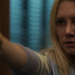 Lorena Comparato como Elize Matsunaga aponta uma arma em cena do trailer de Elize: Sombras de Uma Mulher, filme de suspense da Netflix.