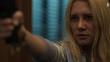Lorena Comparato como Elize Matsunaga aponta uma arma em cena do trailer de Elize: Sombras de Uma Mulher, filme de suspense da Netflix.